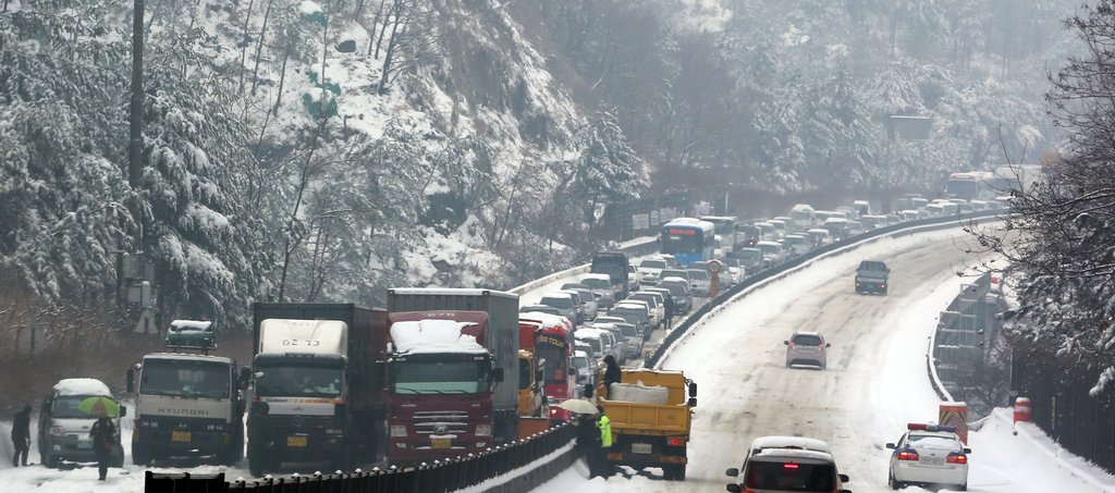 '첫눈에 우왕좌왕 없다'…경남도 제설대책 가동 | 연합뉴스